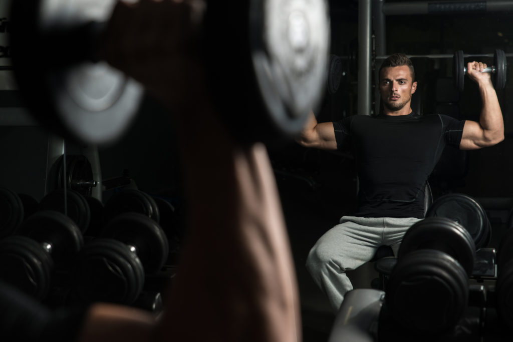 肩の筋肉を鍛える効果的なダンベルトレーニングメニュー＆動作とやり方
